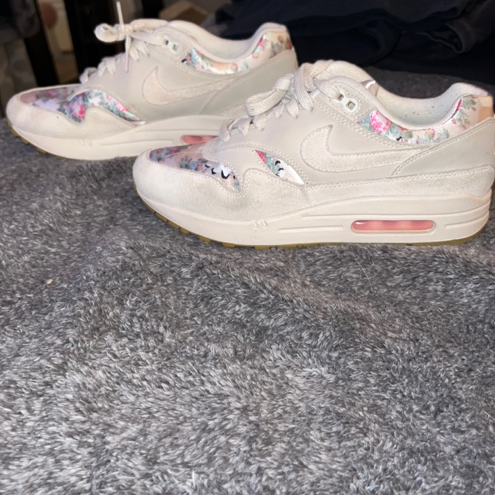 RARE NIKE AIR MAX WORN A FEW IN MINT CONDITION WELL CARED FOR WOMENS SIZE 8